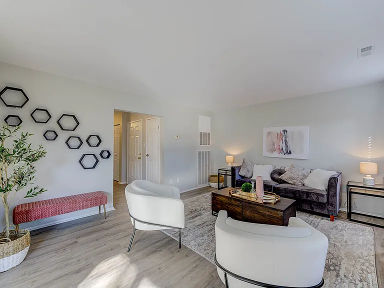 Lago Vista Apartments — Photo 36