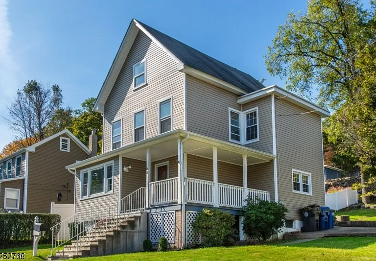 19 Center Ave — Photo 1