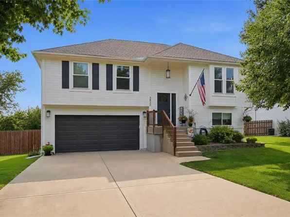 5827 Meadowsweet Ln, Shawnee, KS 66226
