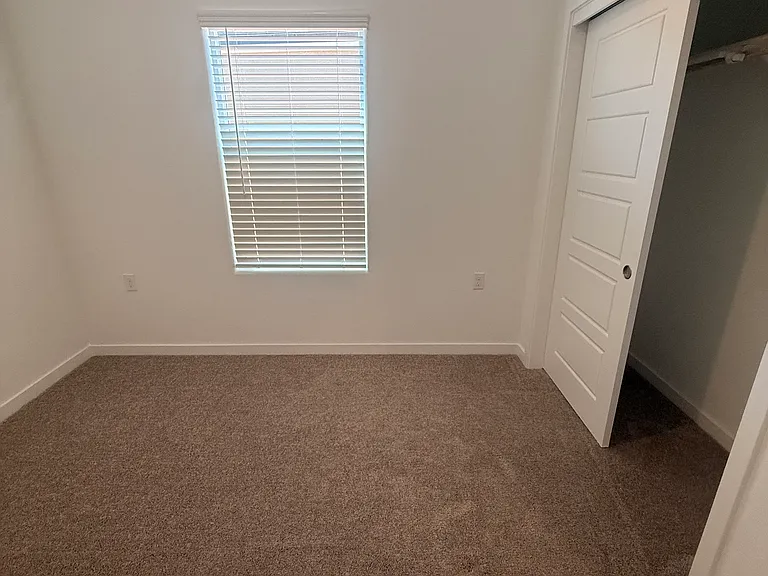 4478 N San Clemente Ave — Photo 7