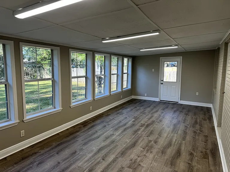 212 Hazelnut St — Photo 3