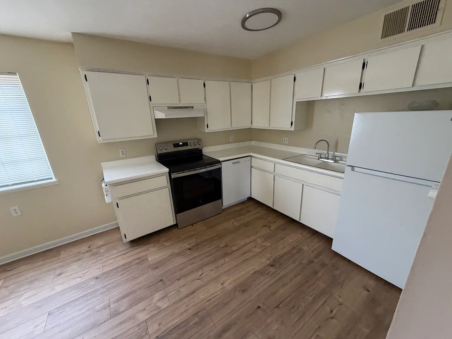 2 bed, 800 sqft, $1,700 — Photo 3