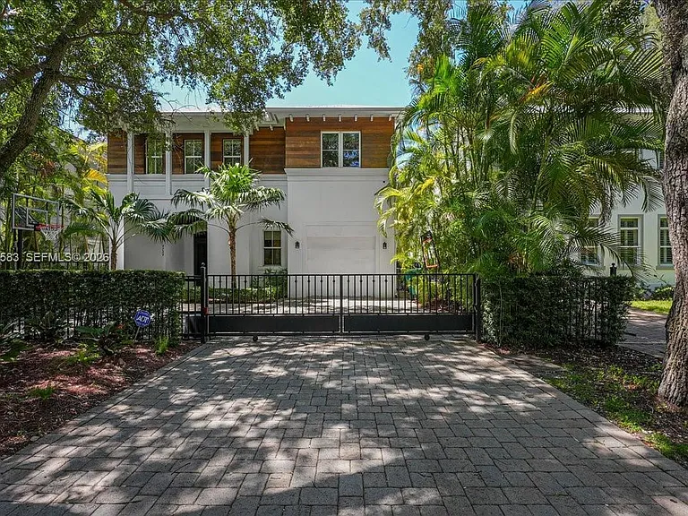 4734 Sunset Dr — Photo 2