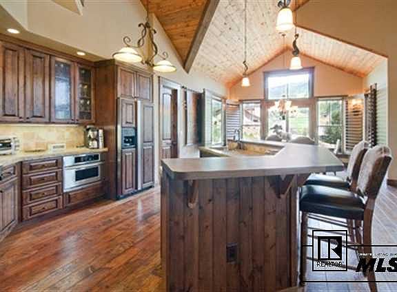 3rd image of 1910 Christie Dr