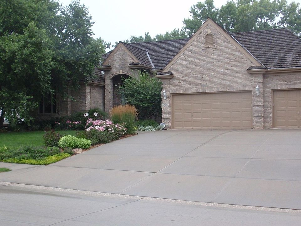 Walk-Out Ranch - 3 car garage, full brick front, nicely landscaped