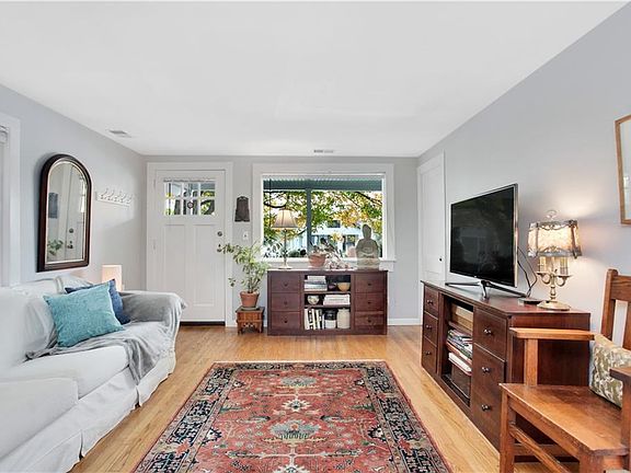 3rd image of 107 Grand St