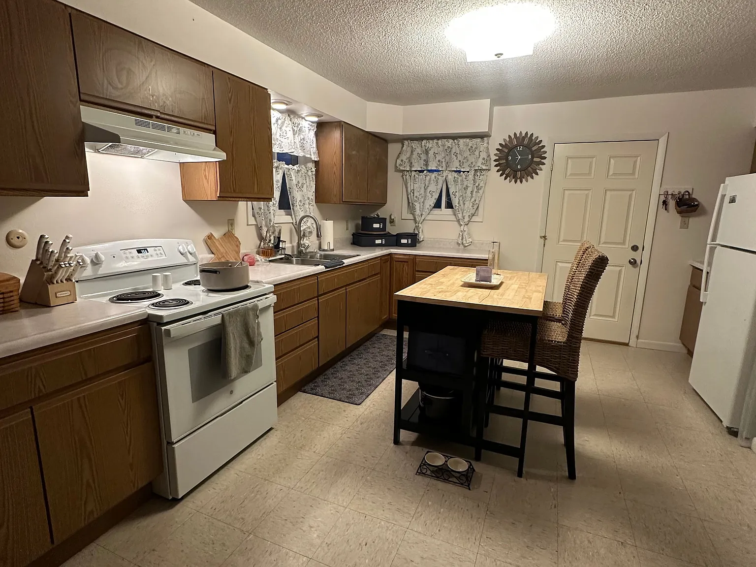 2 bed, 1.0 bath, 1200 sqft, $1,400 — Photo 2