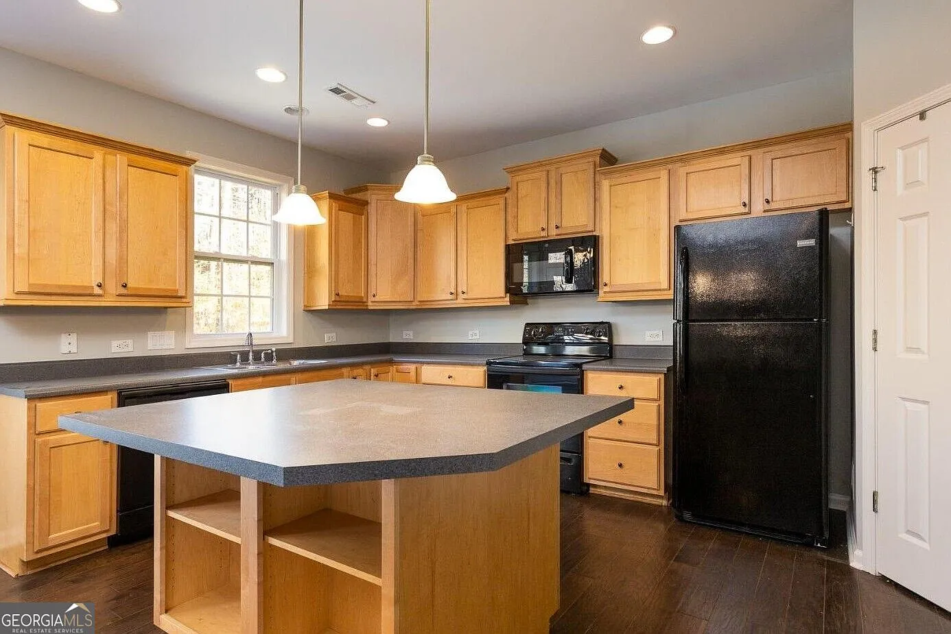 4 bed, 2.5 bath, 2885 sqft, $3,600 — Photo 3