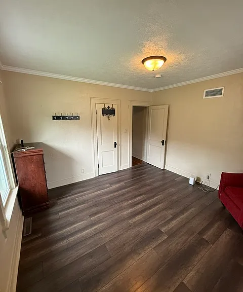 804 W 6th St — Photo 10