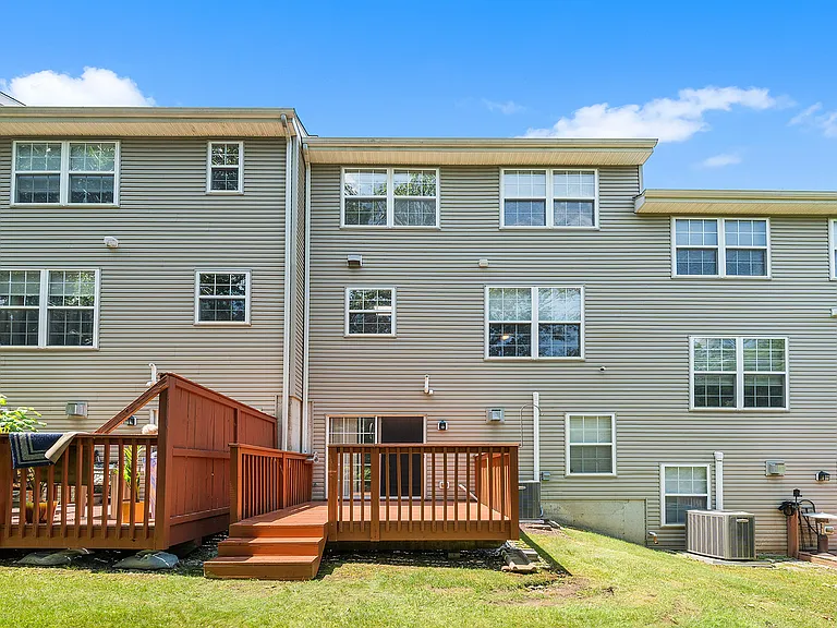 447 Fort Hill Cir — Photo 17