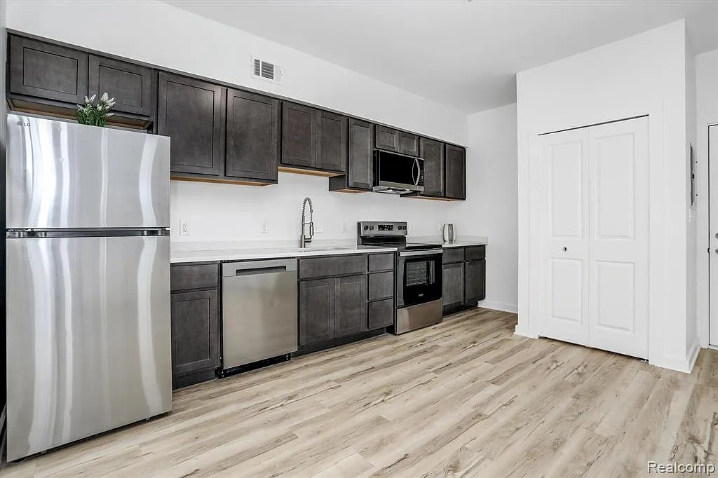 1 bed, 1.0 bath, 400 sqft, $1,200 — Photo 3