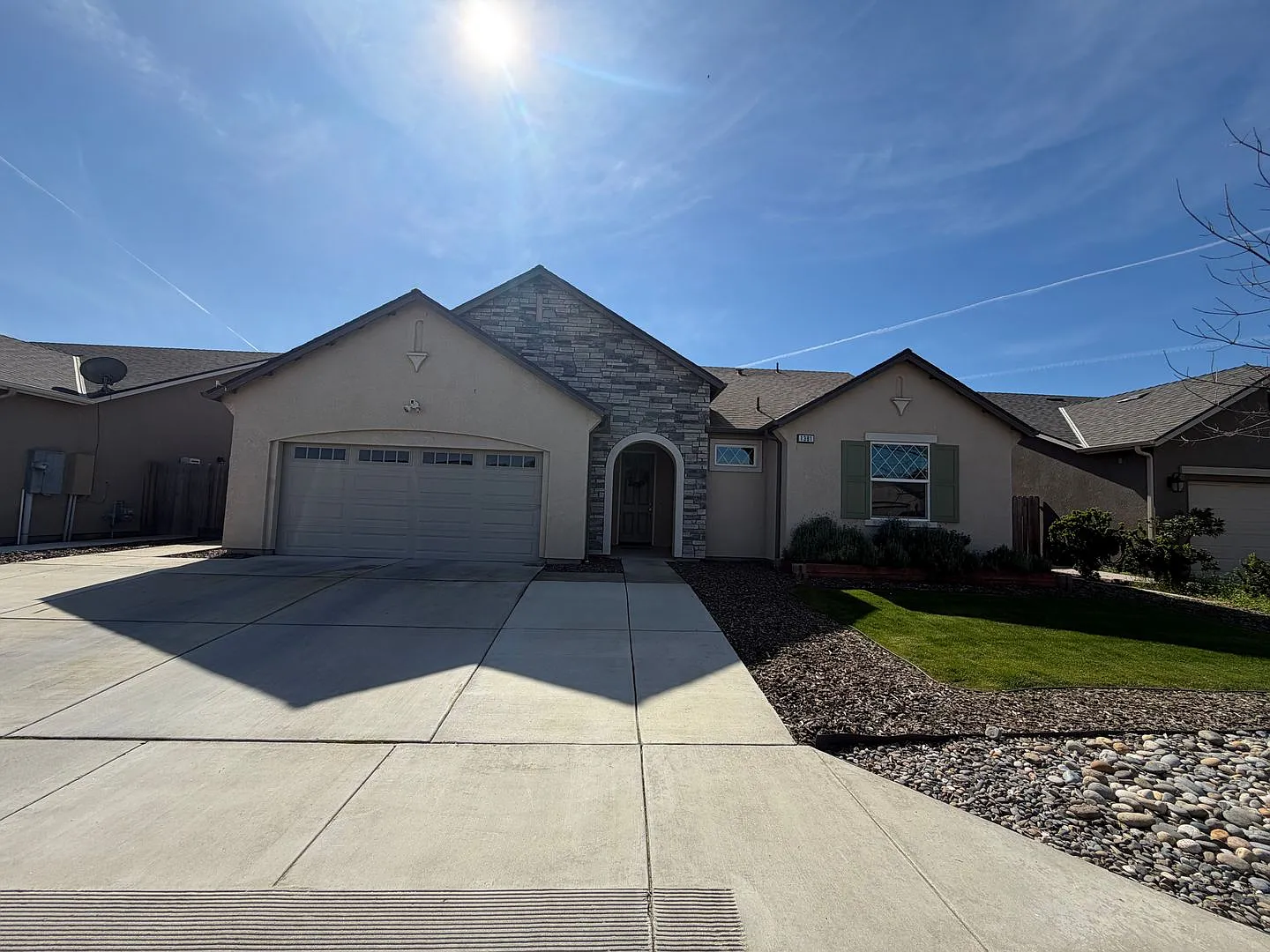 Adorable 3 Bedroom, 2 Bathroom Home in a Quiet North Hanford Neighborhood — Photo 2