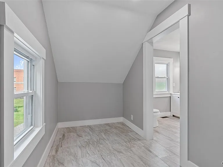 106 Wellington Rd — Photo 22