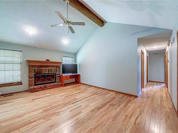 2nd image of 1004 NW Delwood Dr