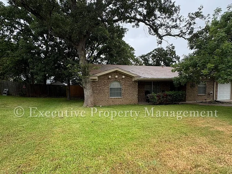 410 Jeffrey Ln — Photo 2