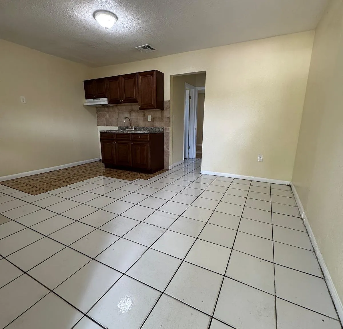 2 bed, 1.0 bath, 3246 sqft, $1,700 — Photo 4