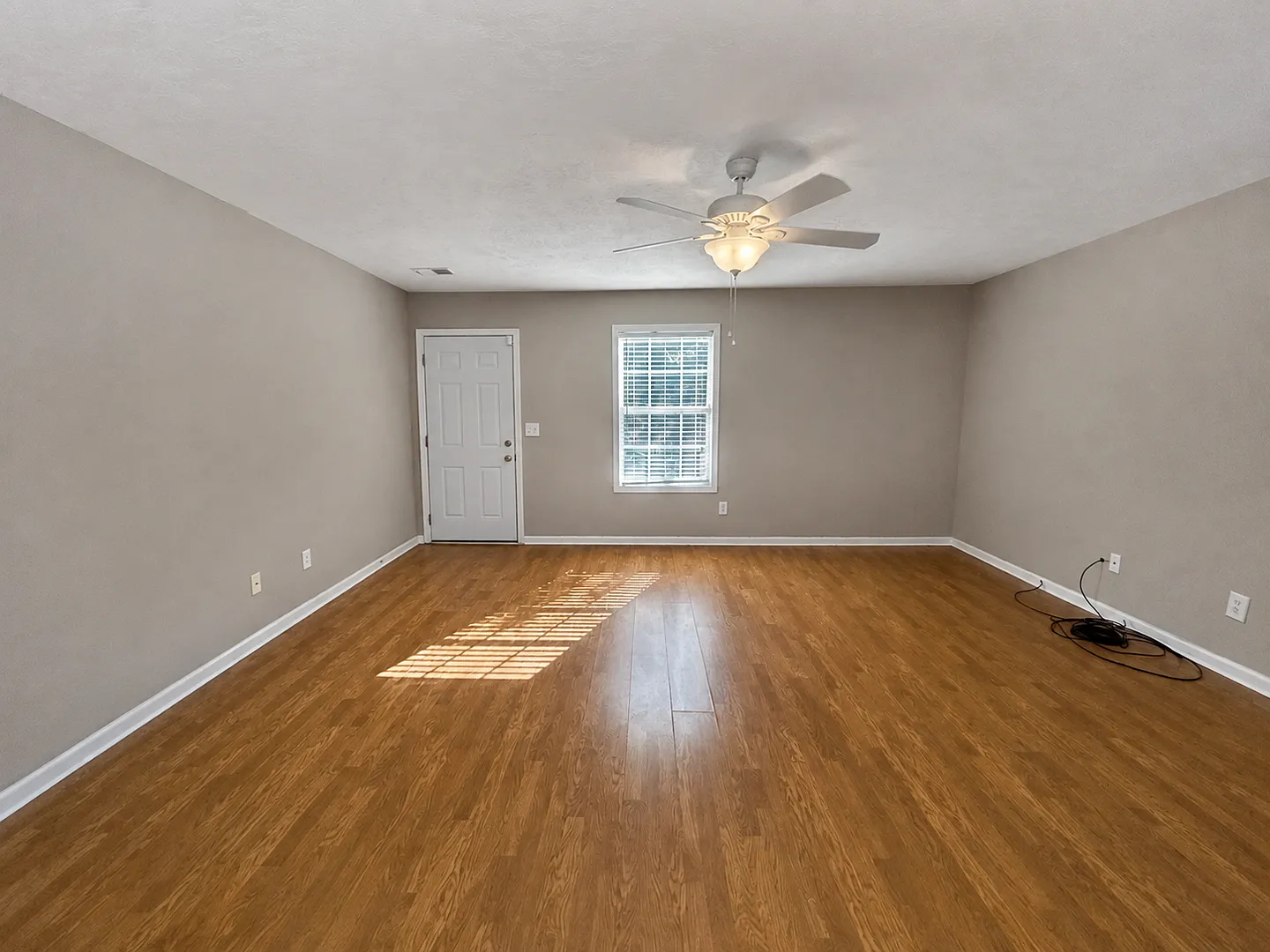 3 Bedrooms | 2 Bathrooms | Approx. 1,400 Sq. Ft. — Photo 2