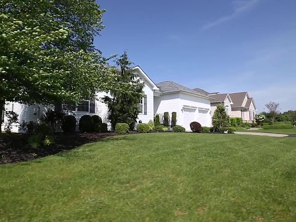3rd image of 4 Thornwood Dr