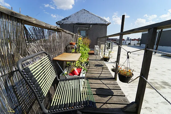 Rented by City Vista Inc | media 14