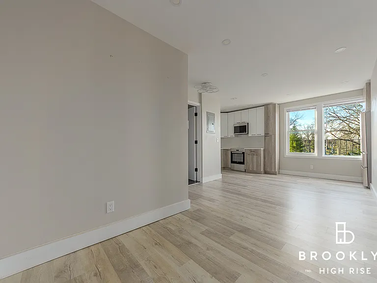 739 6th Ave #2R — Photo 1