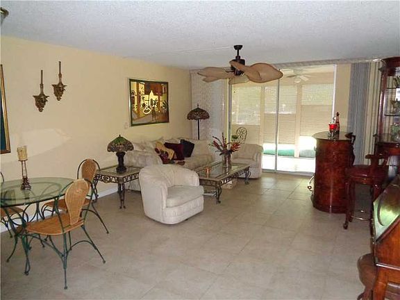 4th image of 420 NE 12th Ave APT 102