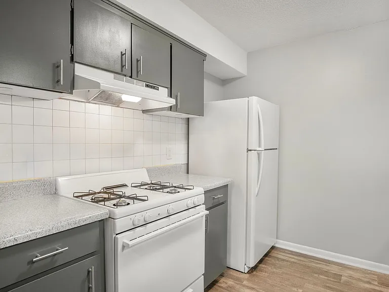 Hillside Apartments — Photo 18