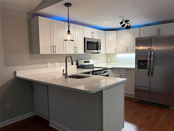 4th image of 205 Lynden Loop