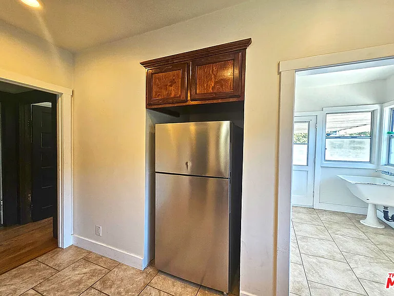 648 N Heliotrope Dr — Photo 11