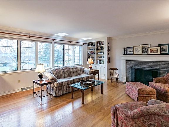 2nd image of 602 Churchill Ct