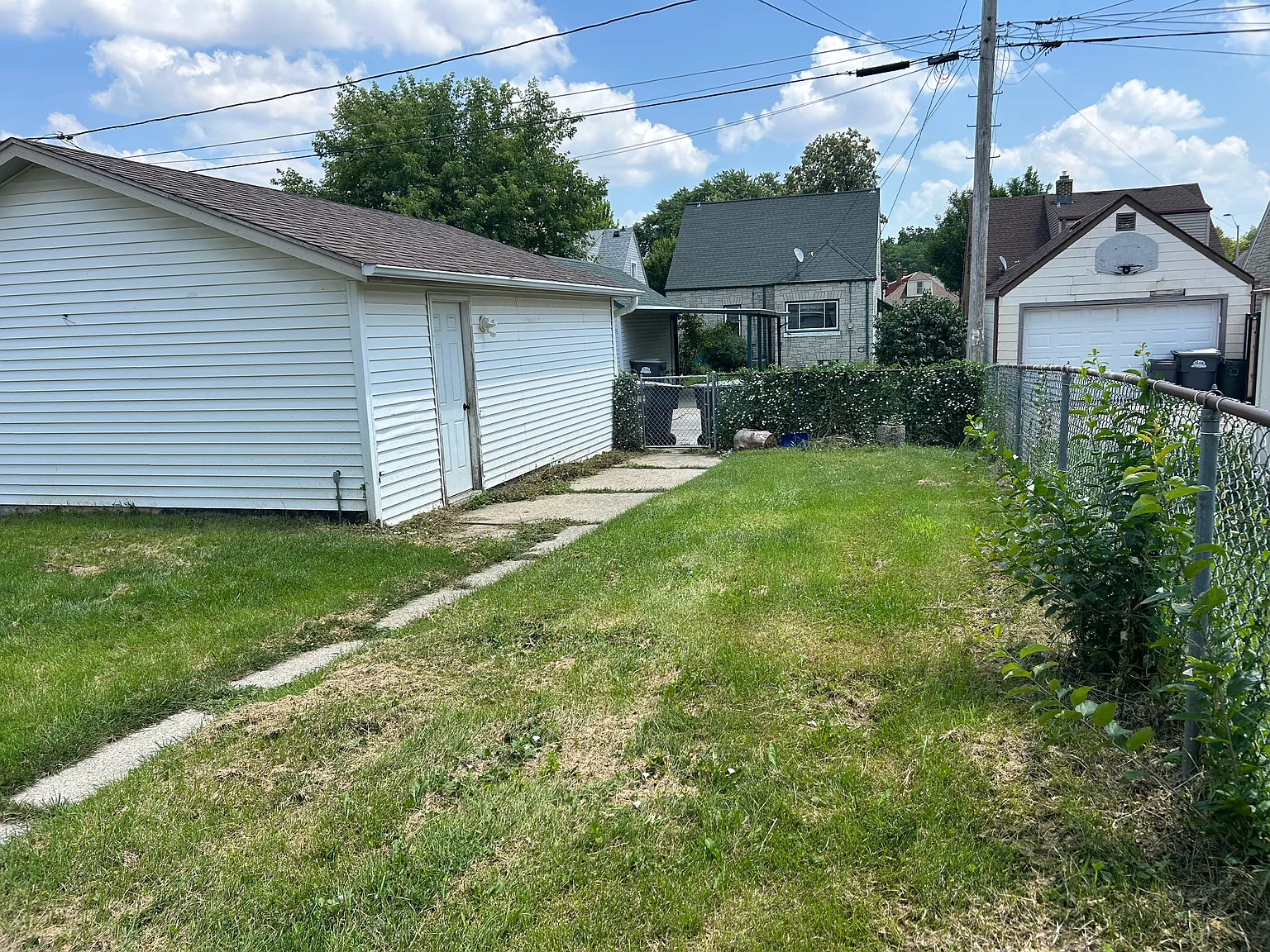 3 bed, 1404 sqft, $2,100 — Photo 3