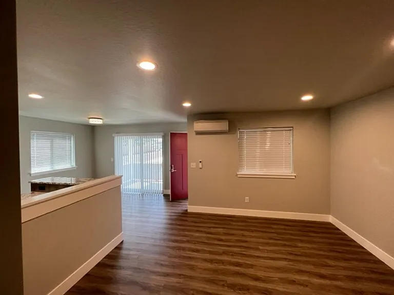 405-415 E Rapp Rd — Photo 15