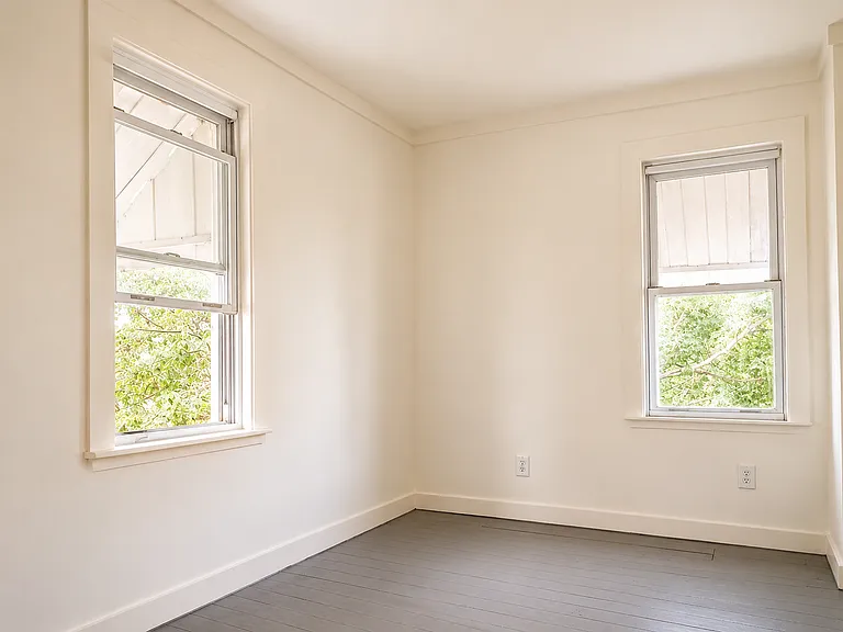 1108 W Walnut St — Photo 5