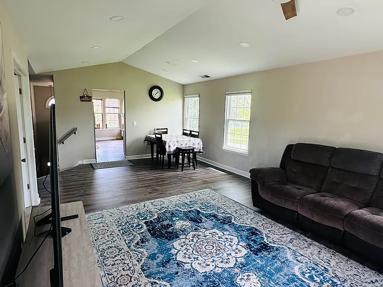 202 E Fabish Dr — Photo 3