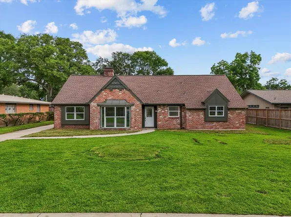 110 Harborcrest Drive, Taylor Lake Village, TX 77586