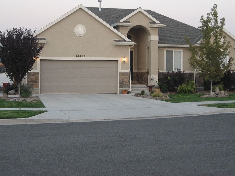 Unique elevation (1 of only 2 in neighborhood), front faces west