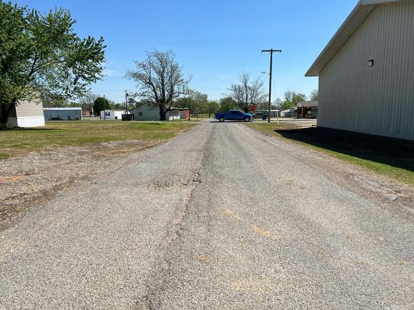 105 9th St, Warner, OK 74469