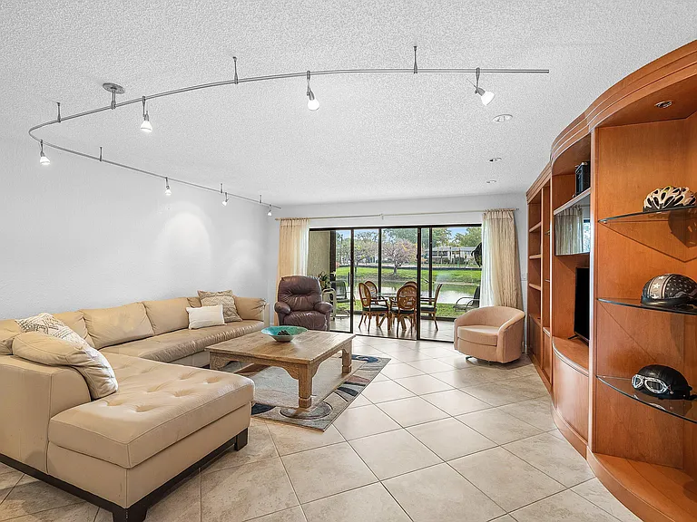 22 Westgate Ln #E — Photo 9