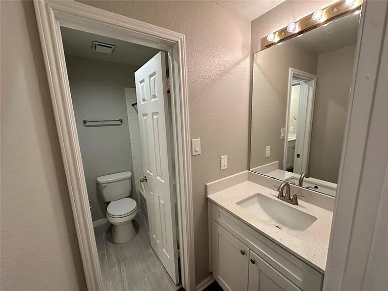 704 W 21st St #301 — Photo 8