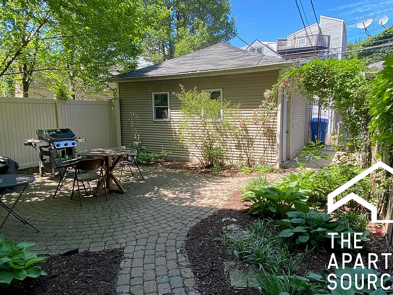 1110 W Wolfram St #B1 — Photo 9