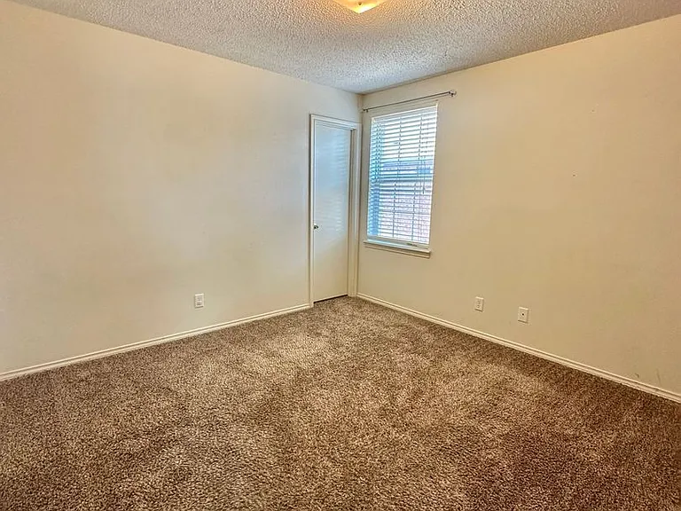 1206 Elmo Ln — Photo 12