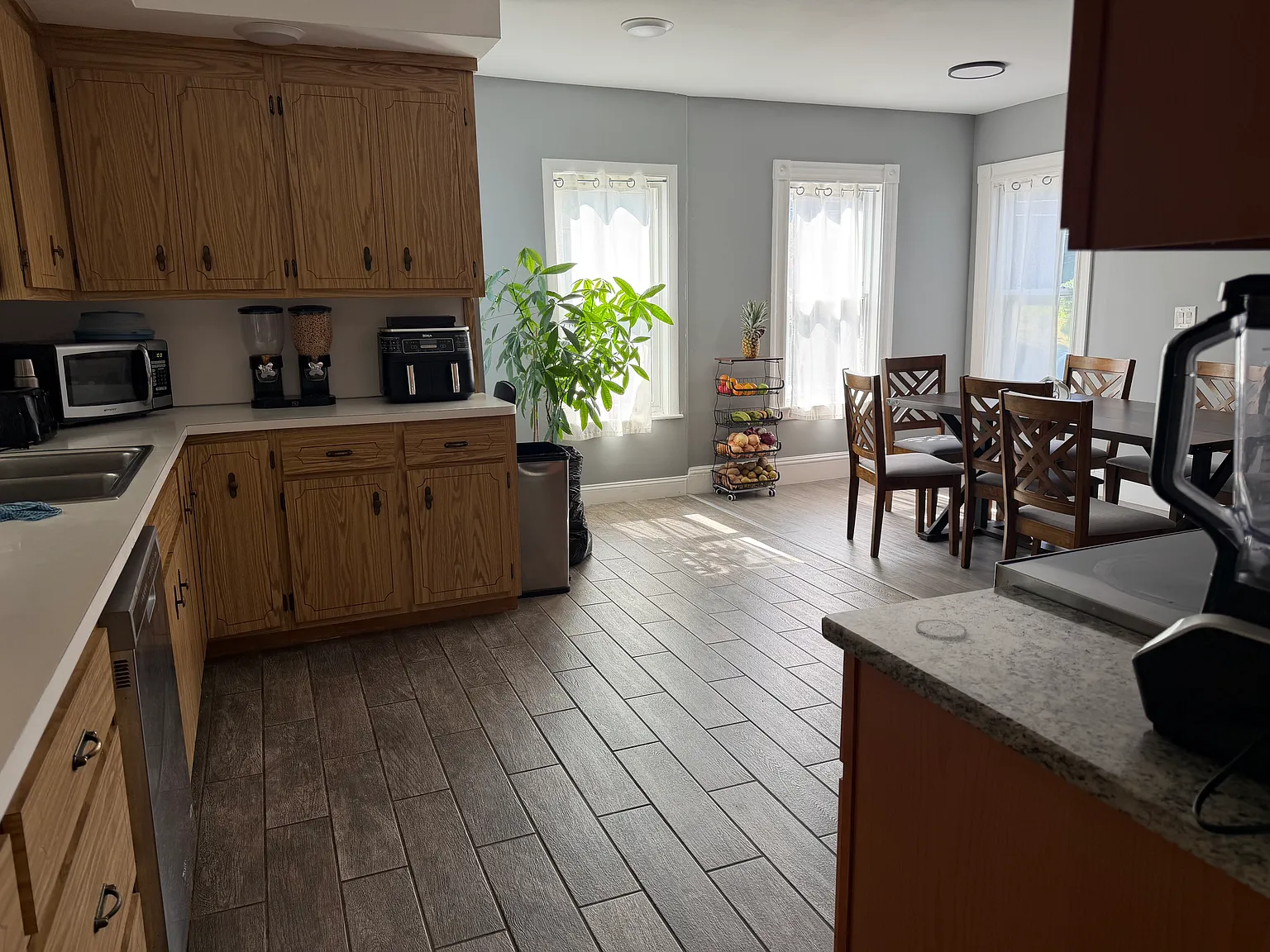 5 bed, 1800 sqft, $3,600 — Photo 2