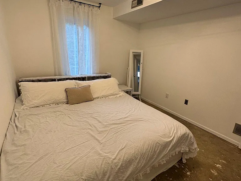 Guest bedroom / king bed.