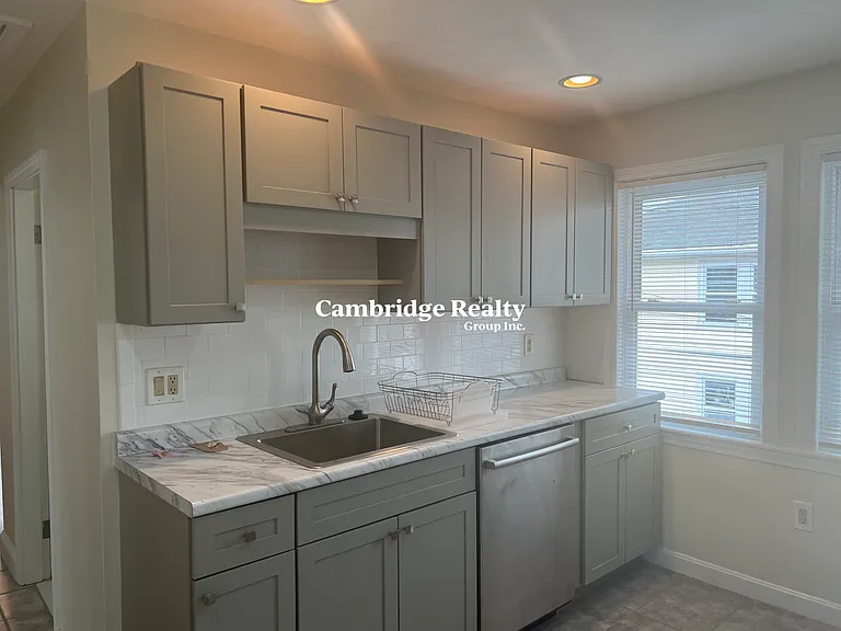 20 Henley St — Photo 4