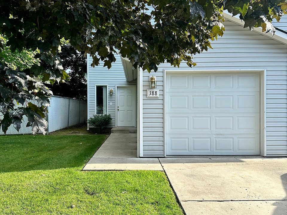 388 Leadora entrance. Nestled at the entrance of Briarwood Towhomes for easy access to 4th street and the nearby shopping, restaurants and schools.