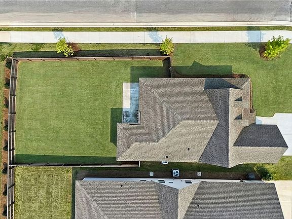 5th image of 1300 Woodland Cir