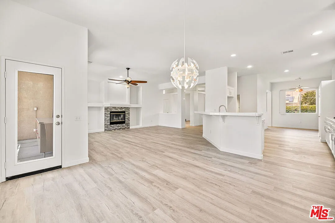 4 bed, 2.5 bath, 2343 sqft, $5,695 — Photo 3