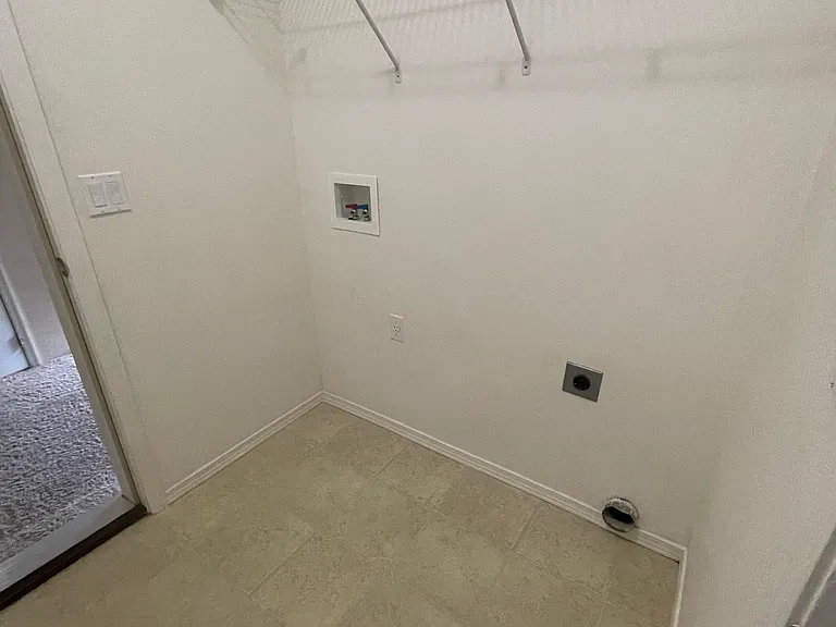 596 Cameron St NE — Photo 9