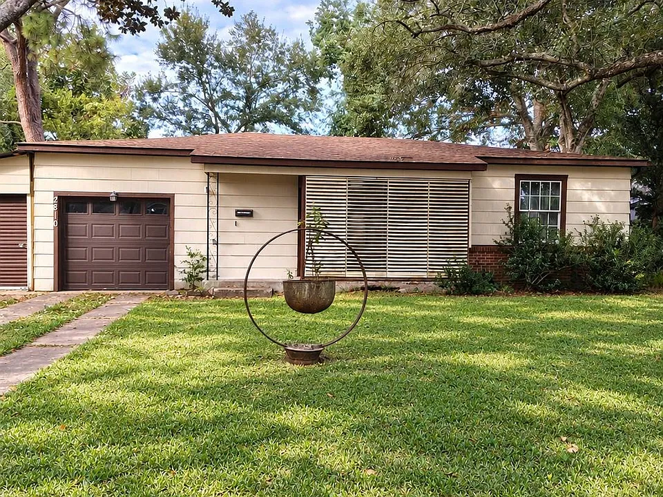 2810 N Houston Dr