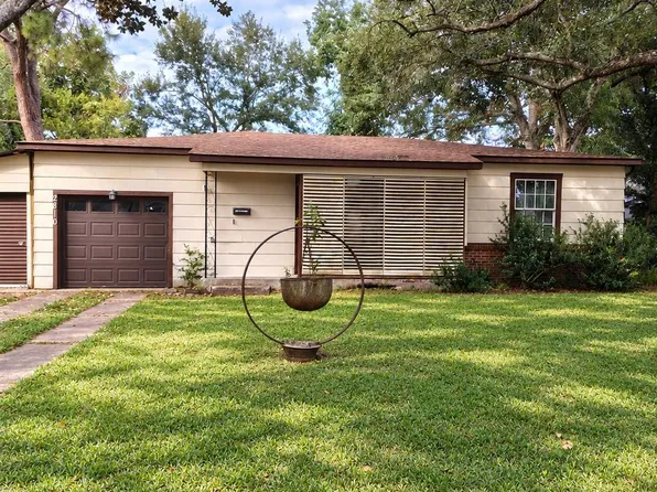 2810 N Houston Dr, La Marque, TX 77568