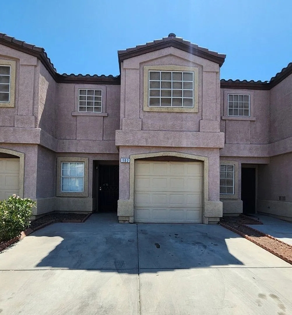 Beautiful 3 Bedroom & 2 1/2 Bath Condo. — Photo 1